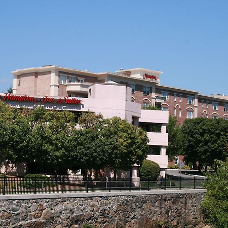 Hampton Inn & Suites Стэмфорд Экстерьер фото