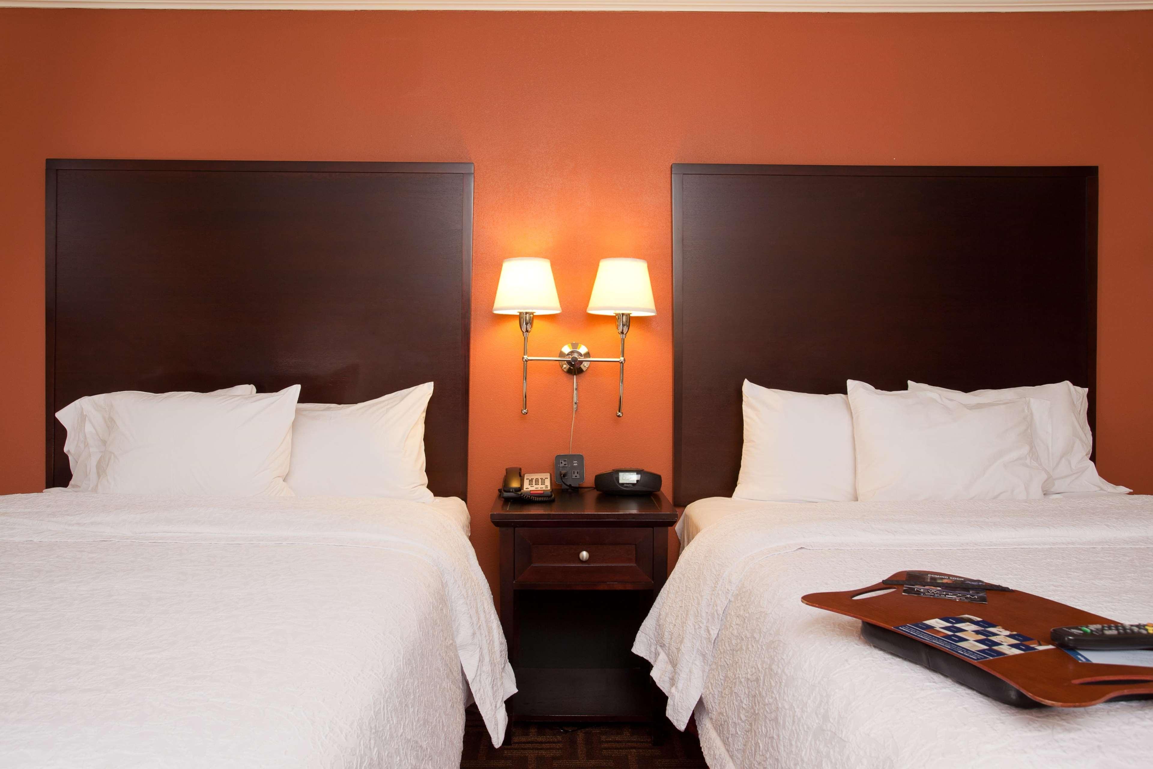 Hampton Inn & Suites Стэмфорд Экстерьер фото