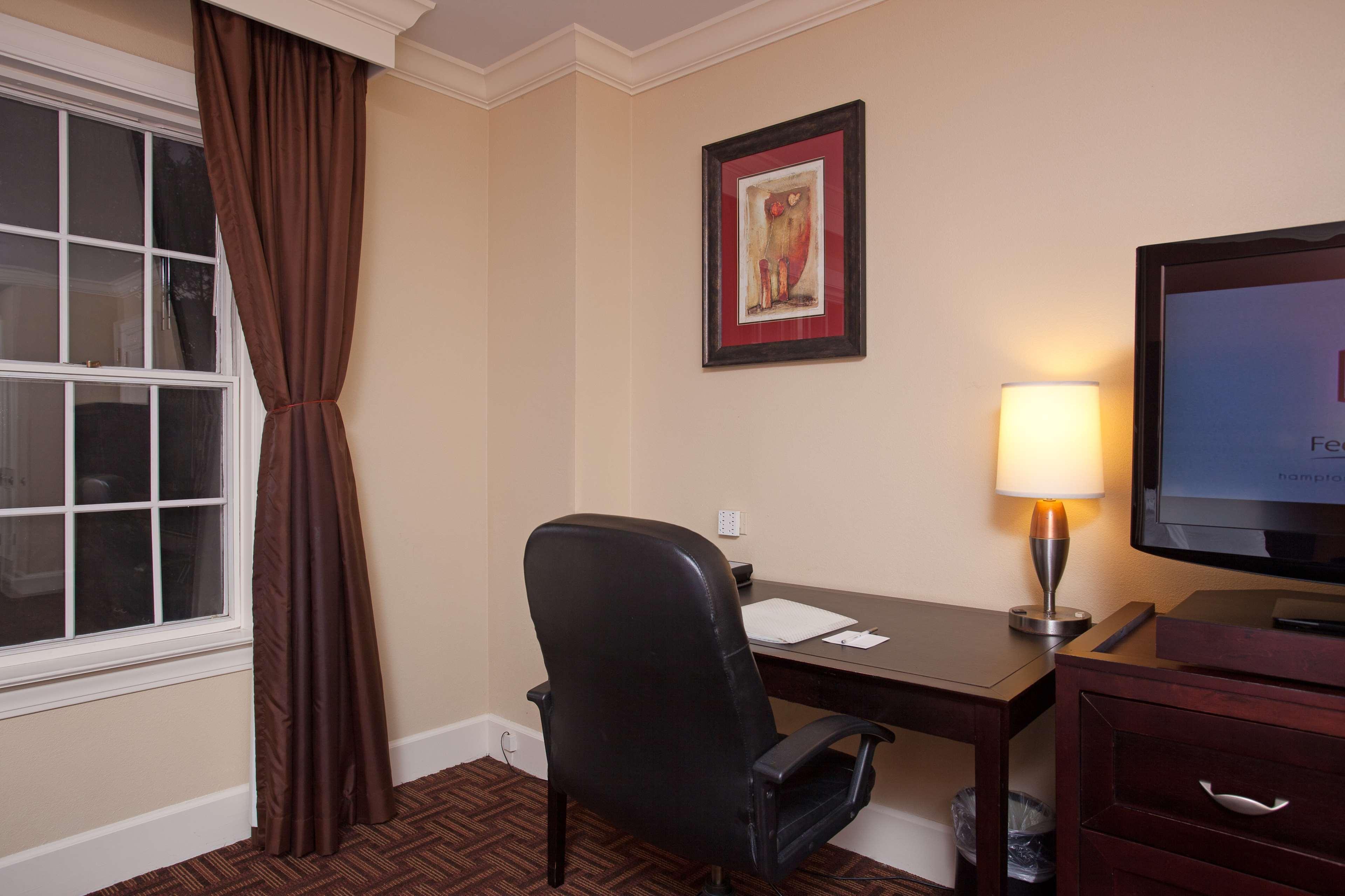 Hampton Inn & Suites Стэмфорд Экстерьер фото