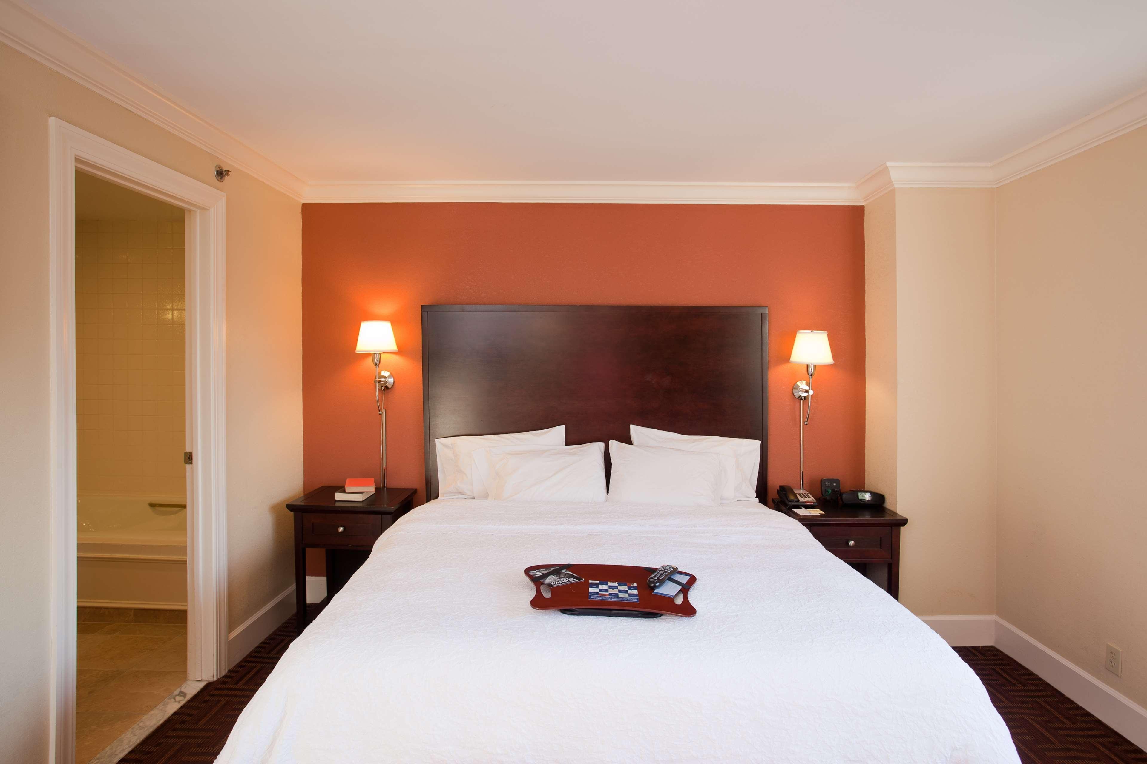 Hampton Inn & Suites Стэмфорд Экстерьер фото