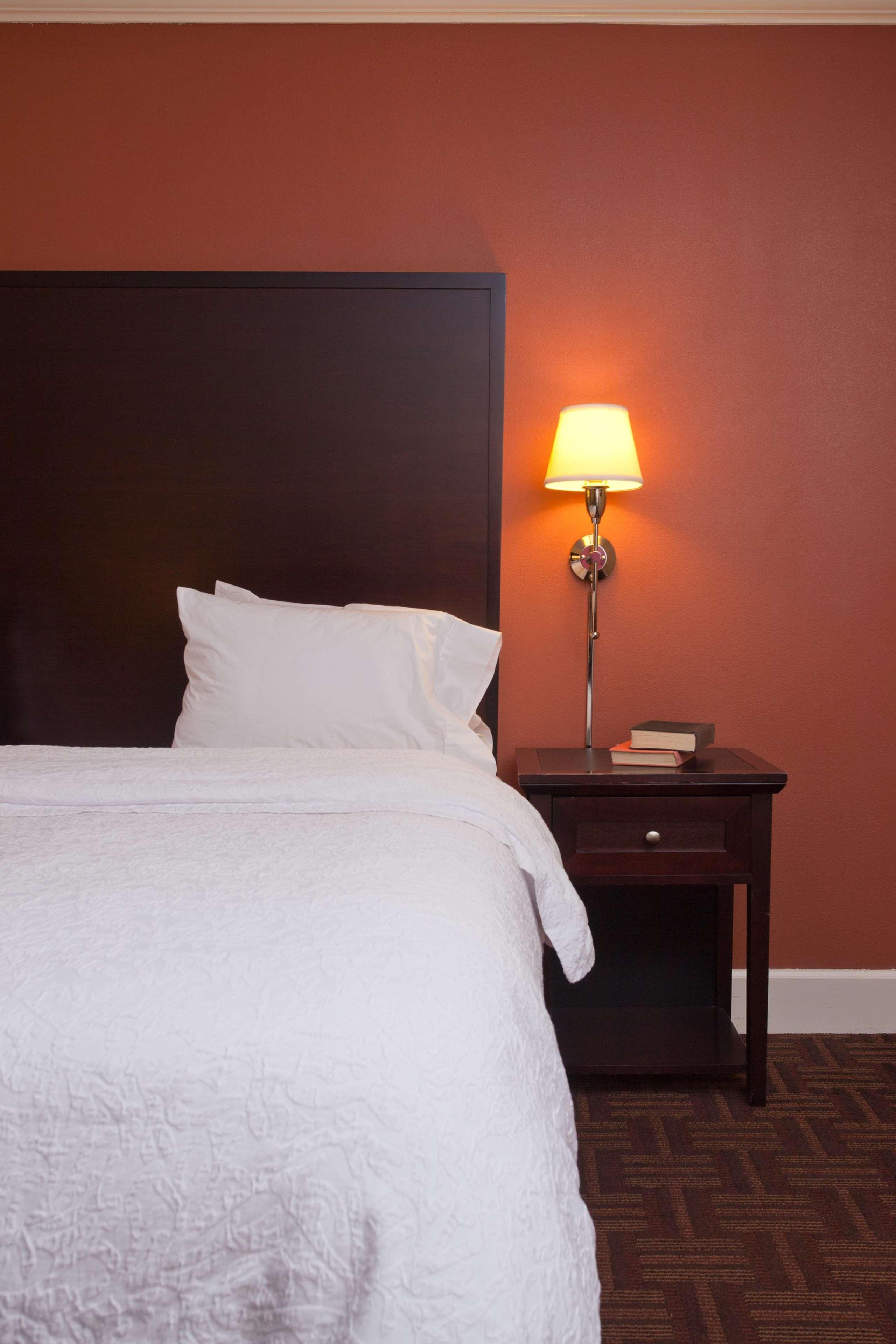 Hampton Inn & Suites Стэмфорд Экстерьер фото