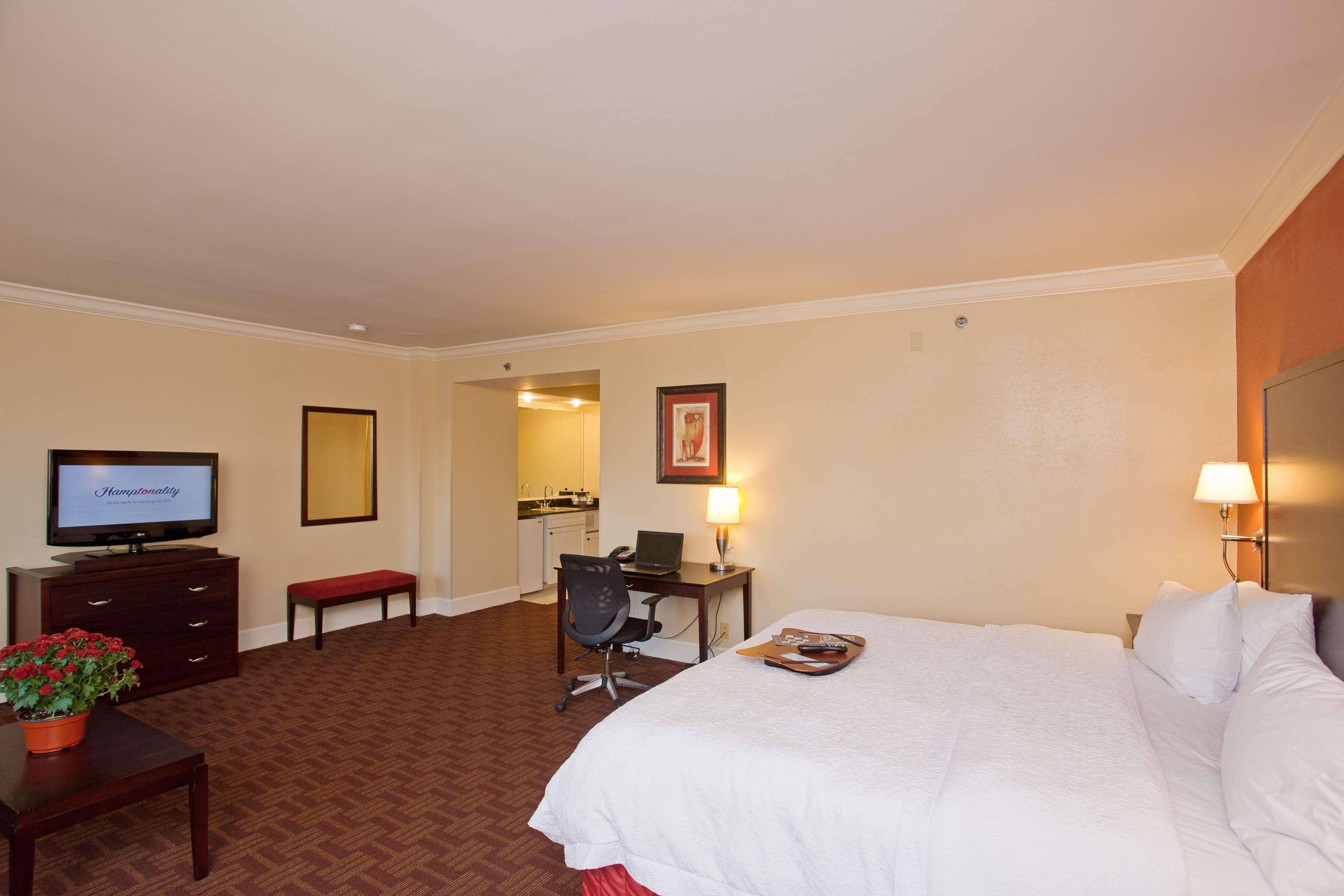 Hampton Inn & Suites Стэмфорд Экстерьер фото
