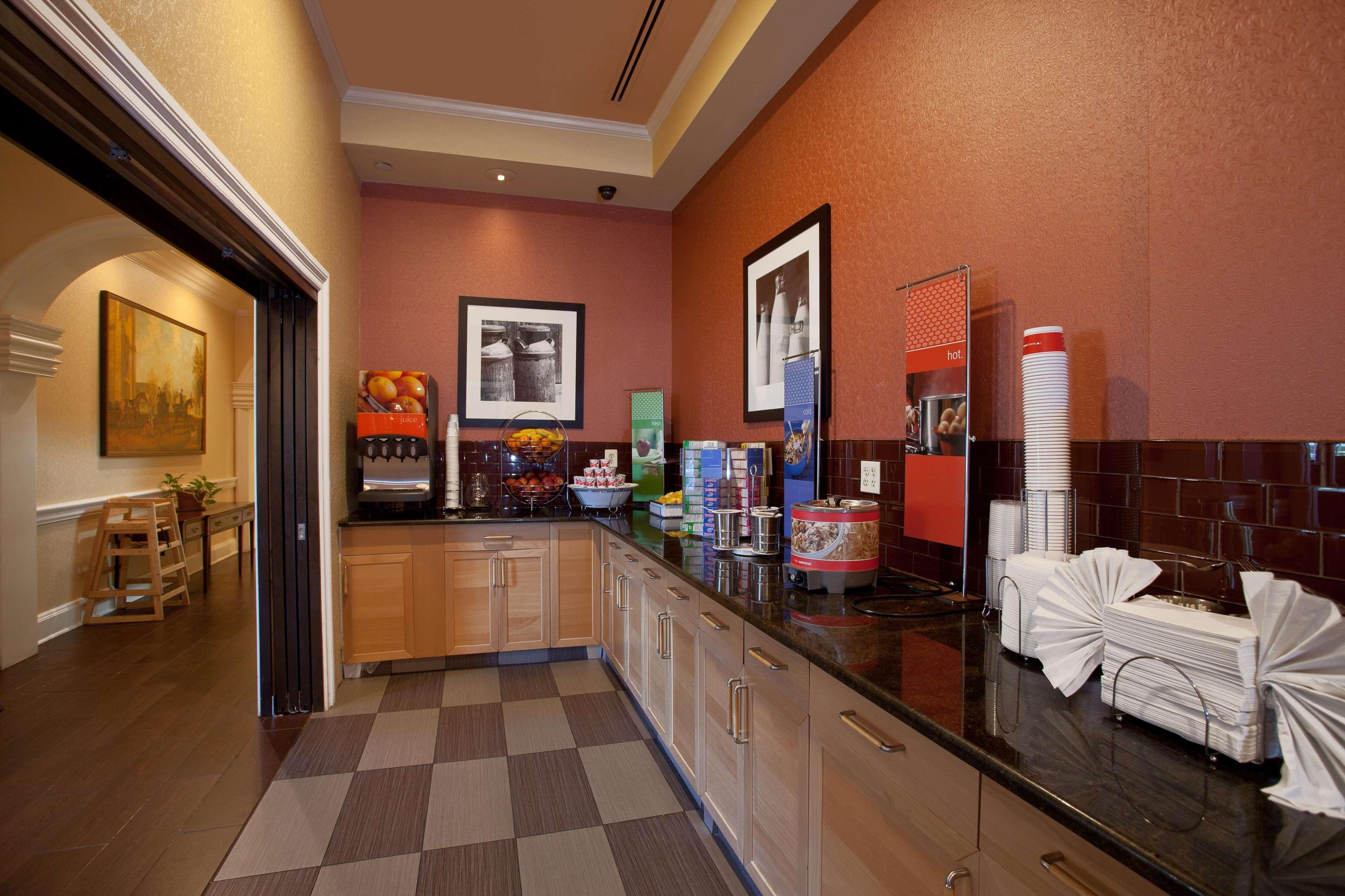 Hampton Inn & Suites Стэмфорд Экстерьер фото