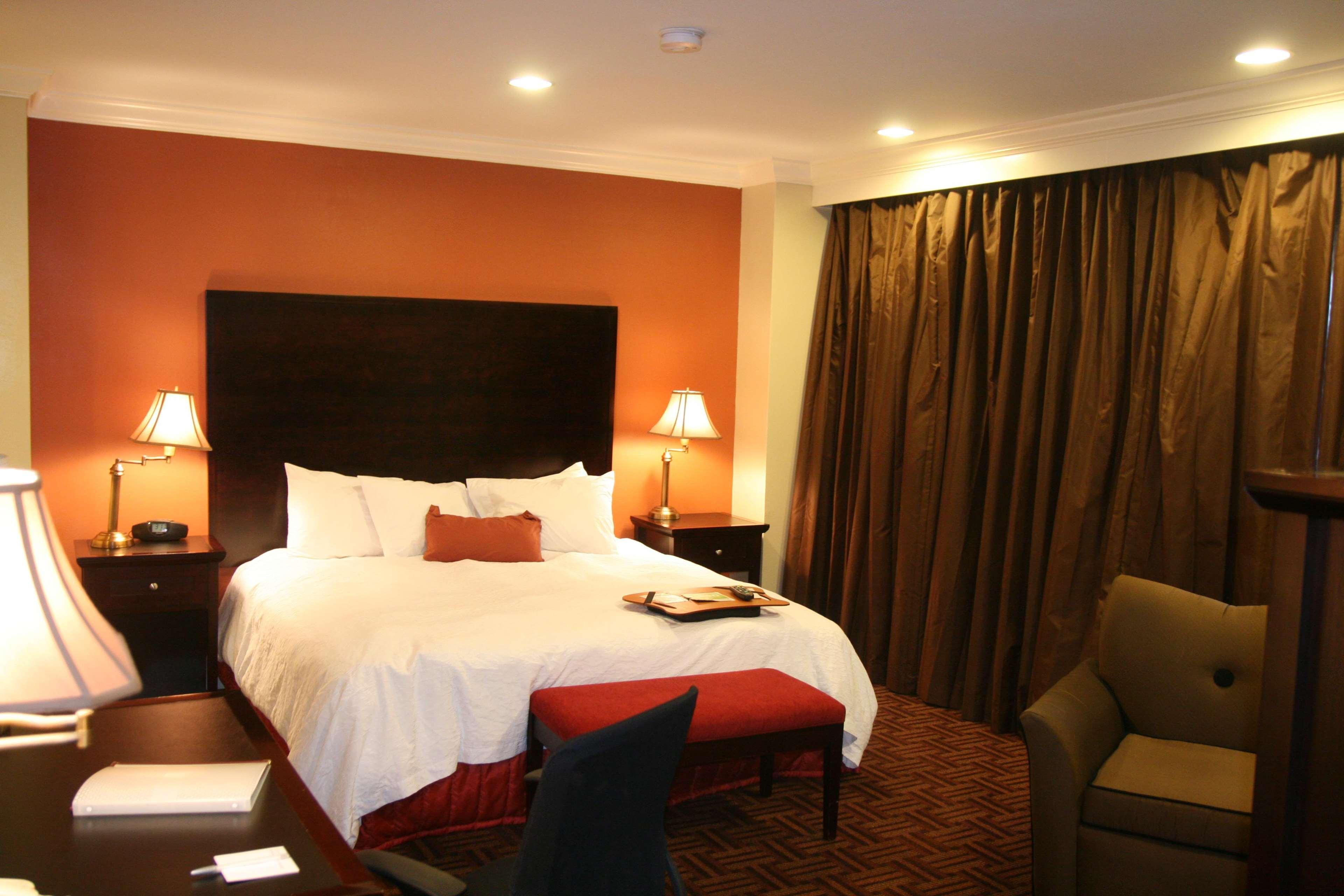 Hampton Inn & Suites Стэмфорд Экстерьер фото