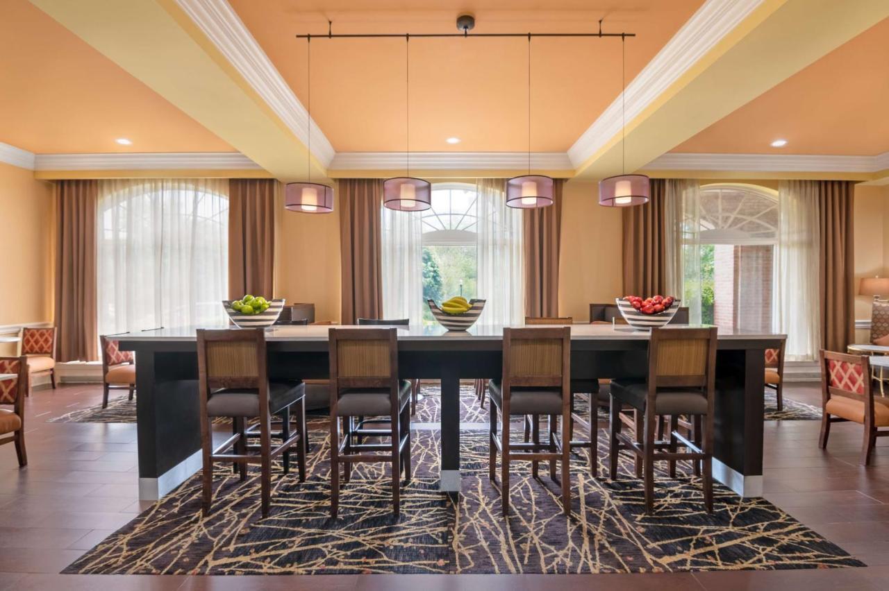 Hampton Inn & Suites Стэмфорд Экстерьер фото