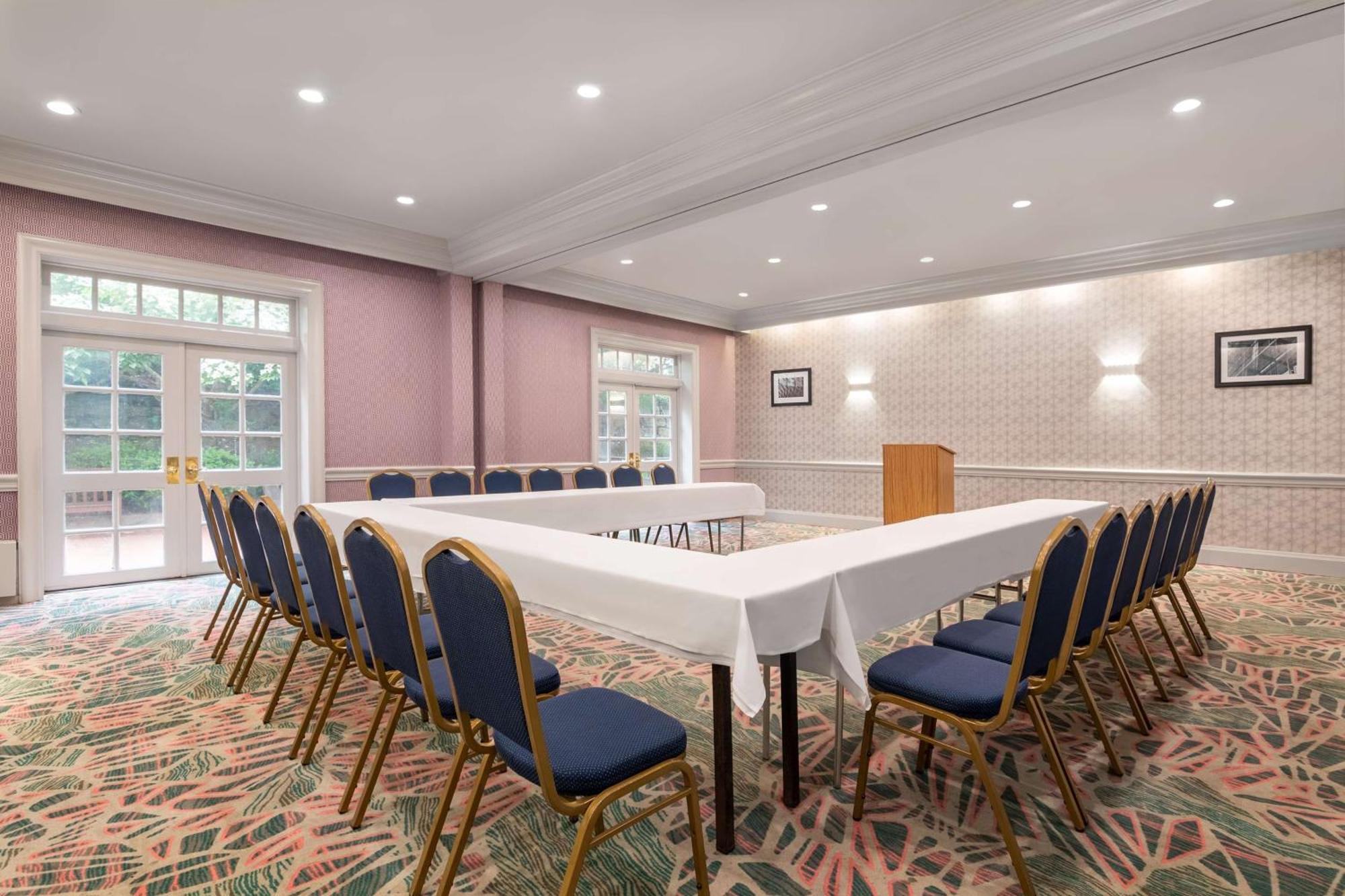 Hampton Inn & Suites Стэмфорд Экстерьер фото